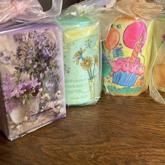 Lot of 7 Pretty Decorative Candles - Picture 2 of 3